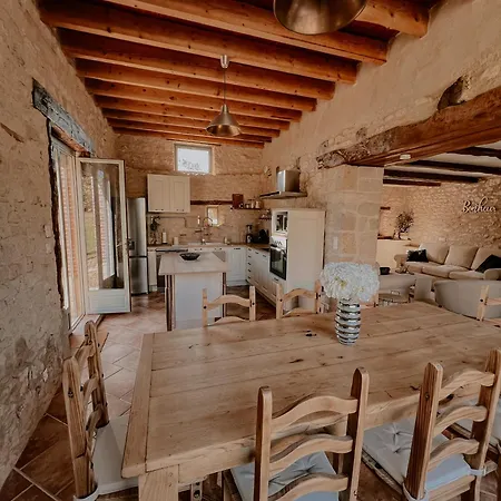 La Maison Des Pierres Blondes