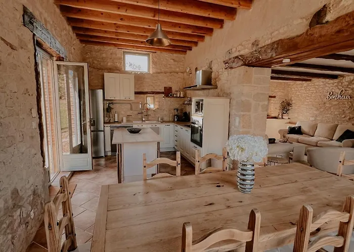 La Maison Des Pierres Blondes