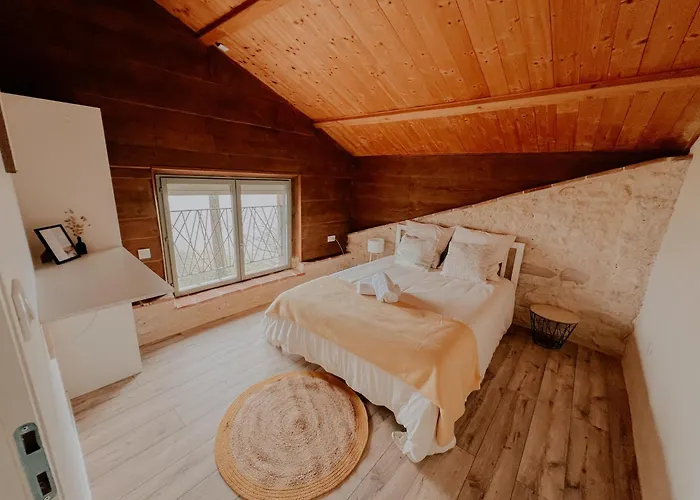 La Maison Des Pierres Blondes *