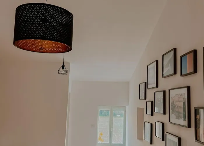 La Maison Des Pierres Blondes *